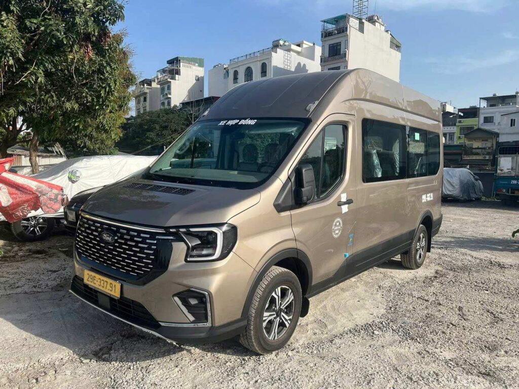 Cho thuê xe tháng 16 chỗ Ford Transit Premium 2025 màu nâu cát Cho thuê xe tháng 16 chỗ Ford Transit Premium 2025 màu nâu cát