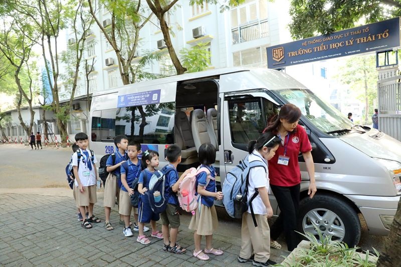 Thuê xe tháng 16 chỗ cho trường học – Giải pháp an toàn và tiết kiệm cho việc đưa đón học sinh Thuê xe tháng 16 chỗ cho trường học – Giải pháp an toàn và tiết kiệm cho việc đưa đón học sinh