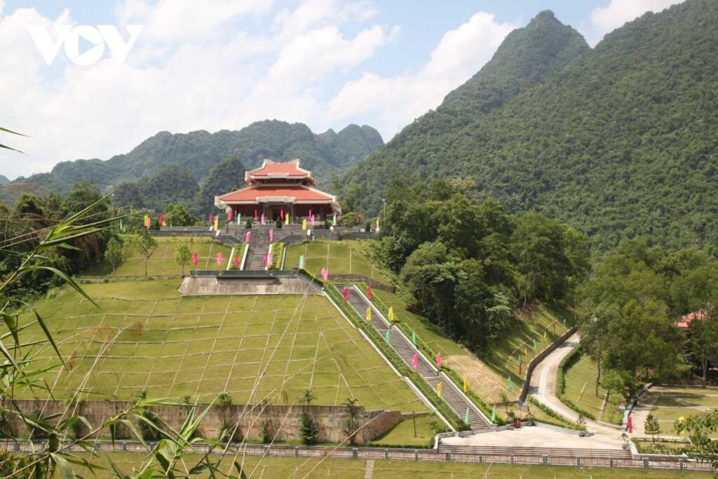 Thuê xe 16 chỗ đi Cao Bằng